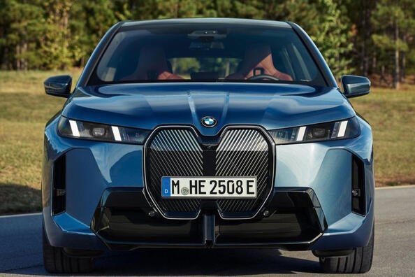 Recenze modernizovaného elektrického crossoveru BMW iX 2025