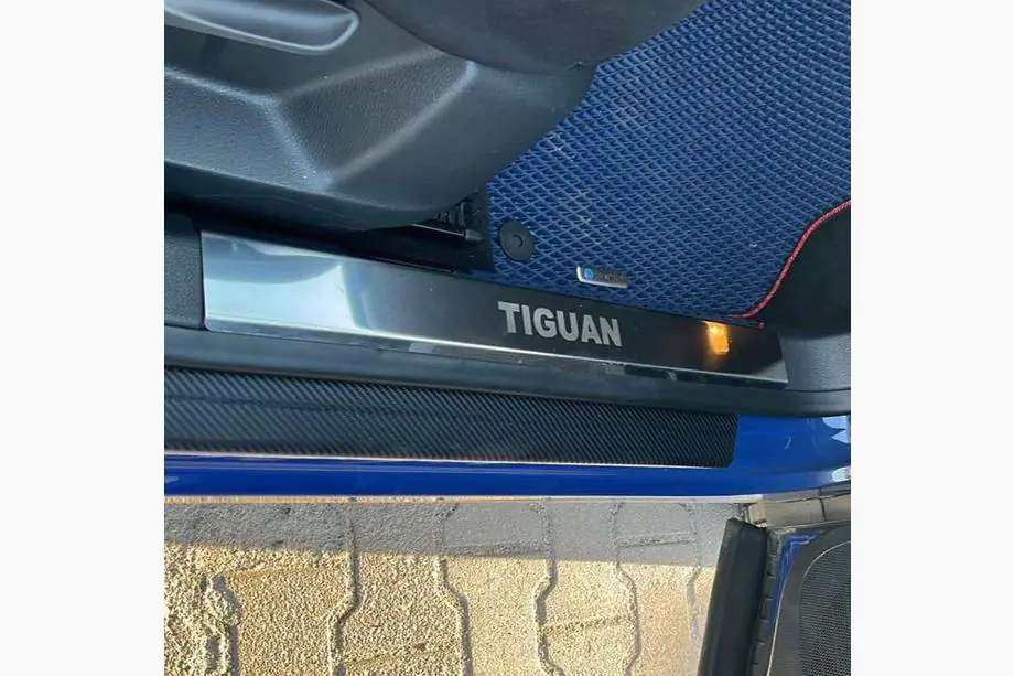 Volkswagen Tiguan 2007–2016 Nerezové vnitřní prahové lišty Carmos (4 ks) Fotografie 3