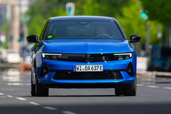 Opel Astra L Electric 2023: recenze elektromobilu
