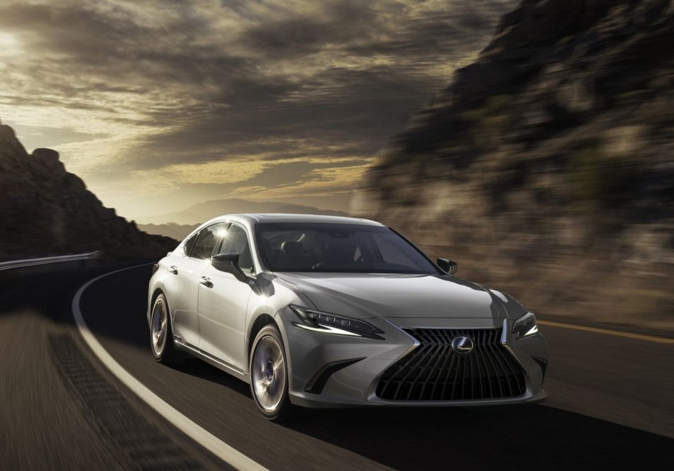 Lexus ES: recenze sedanu vyšší střední třídy
