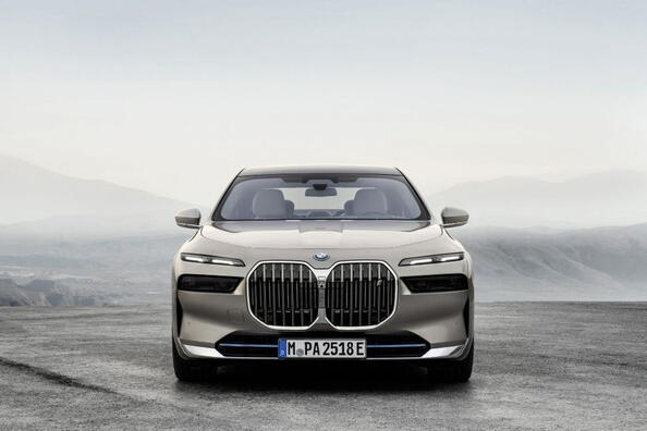 BMW i7: recenze vlajkové elektrické limuzíny