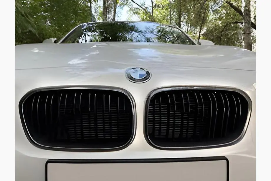 BMW řada 1 F20/F21 2011–2019 Mřížky chladiče (ledvinky) M-Look (2011-2014, lesklá černá s chromovým rámečkem) Image