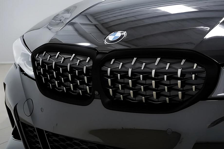 BMW řada 3 G20/G21 2018– Ledvinky Diamond Silver (2018-2022, černý lem) Image