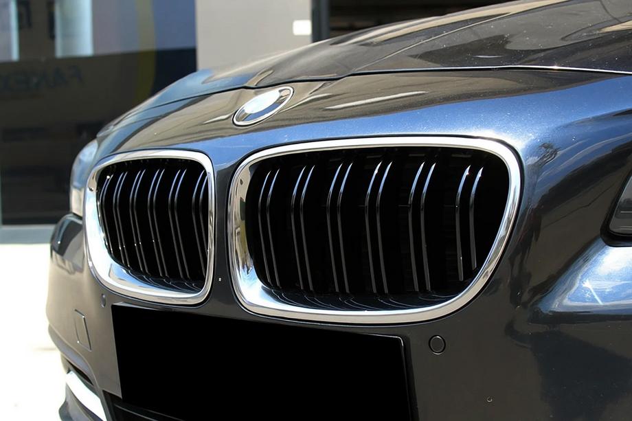 BMW řada 5 F10/F11 2010–2016 Ledvinky M-Look (lesklá černá s chromovým lemem) Image