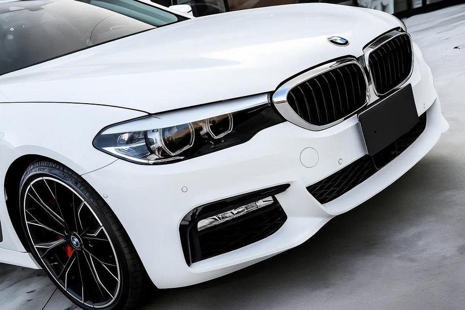BMW řada 5 G30/G31 2017–2023 Ledvinky 1 Bar (2017-2020, černý lesk s chromovým rámečkem) Image