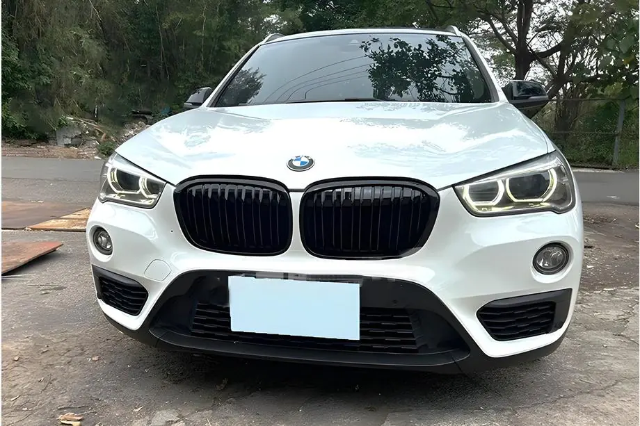 BMW X1 F48 2015–2022 M-Look ledvinky (2015-2019, černý lesk) Image