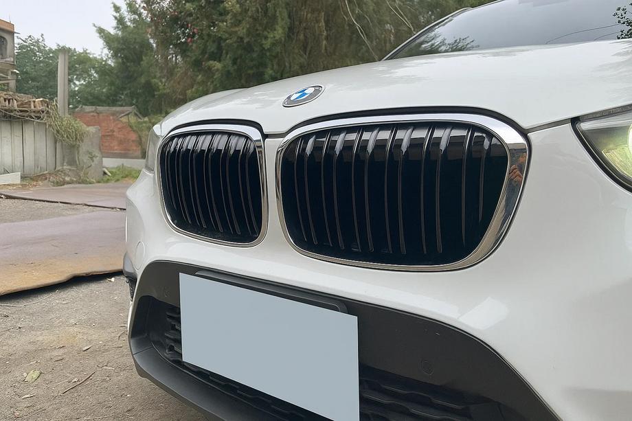 BMW X1 F48 2015–2022 Ledvinky M-Look (2015-2019, černý lesk s chromovým orámováním) Image
