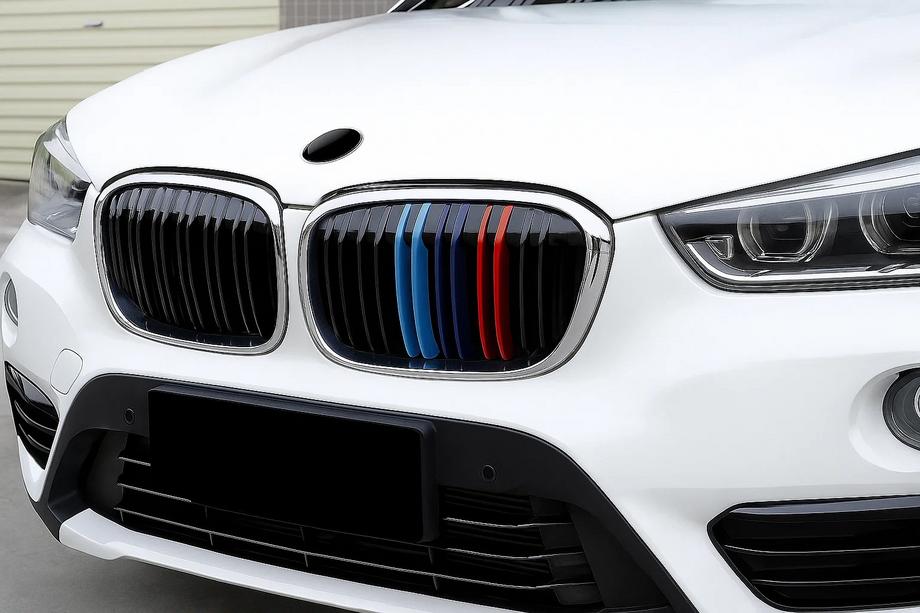BMW X1 F48 2015–2022 Ledvinky M-Look (2015-2019, M-Color s chromovým lemem) Fotografie 1