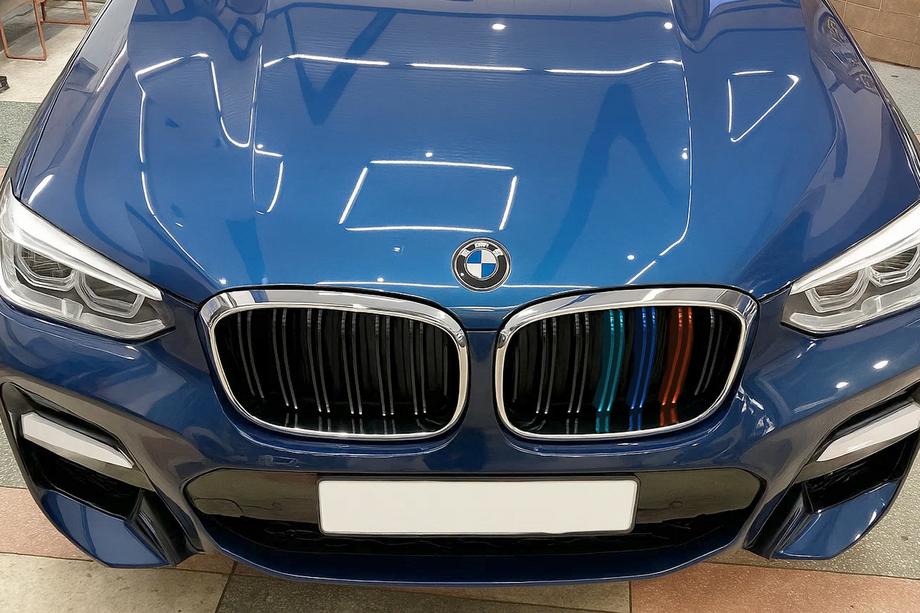 BMW X4 G02 2018– Ledvinky M-Look (2018-2021, M-Color s chromovým lemováním) Image