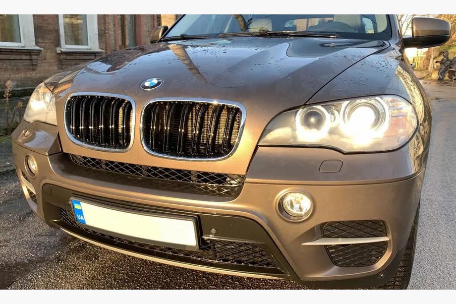 BMW X5 E70 2007–2013 Ledvinky M-Look (lesklá černá s chromovým lemem) Image