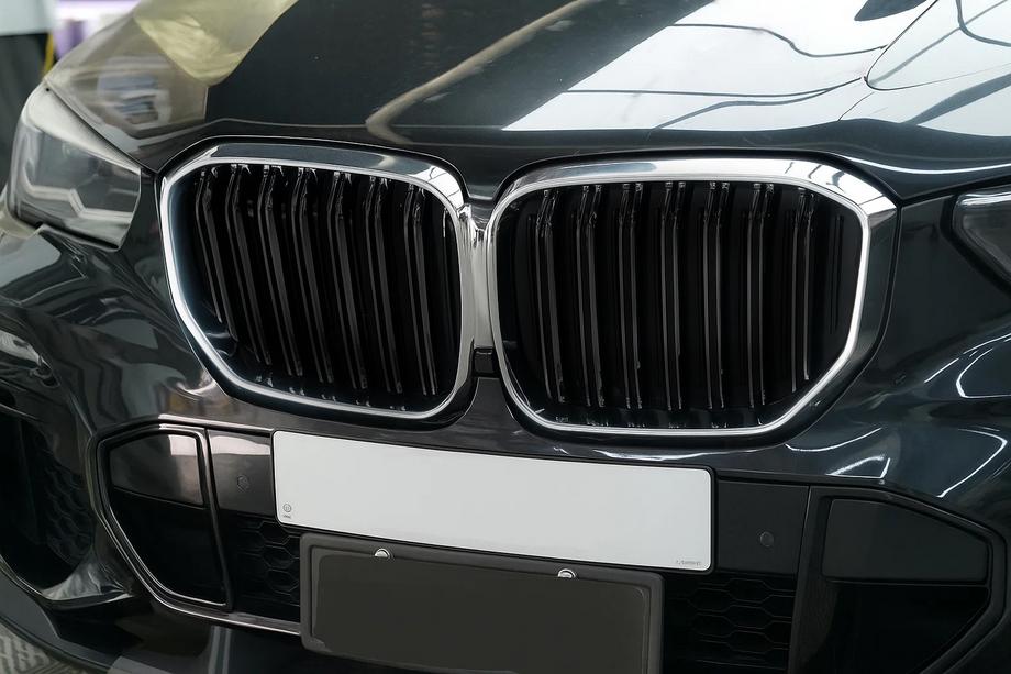 BMW X5 G05 2019–2026 Ledvinky M-Look (2019-2022, lesklá černá s chromovým lemem) Image