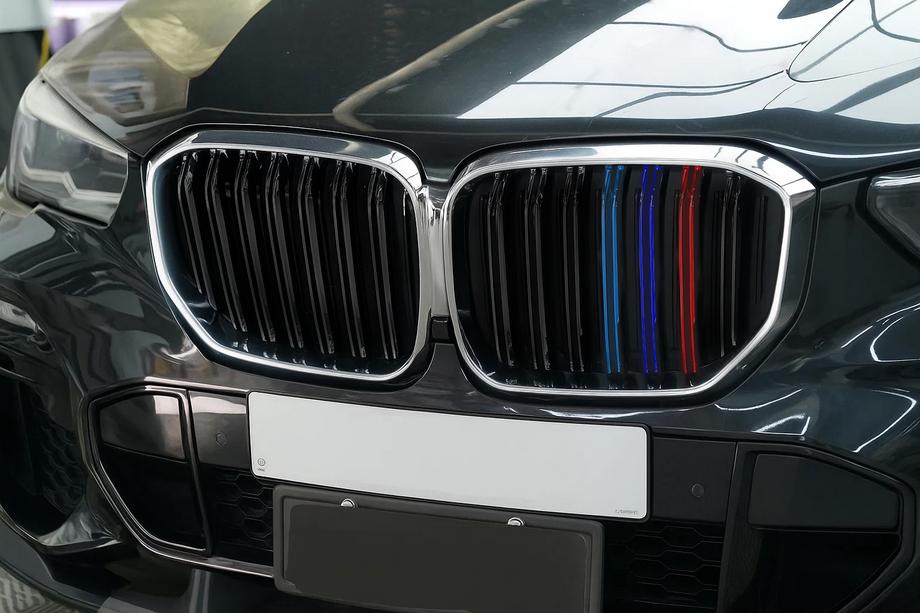 BMW X5 G05 2019–2026 Ledvinky M-Look (2019-2022, M-Color s chromovou lištou) Image