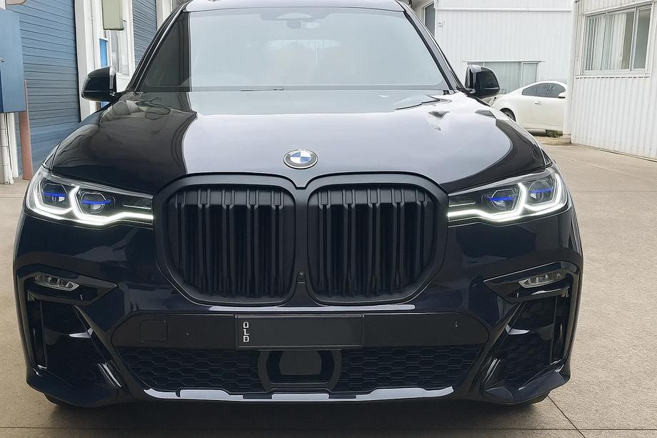 BMW X7 G07 2019– Ledvinky M-Look (2019-2022, černé matné) Image