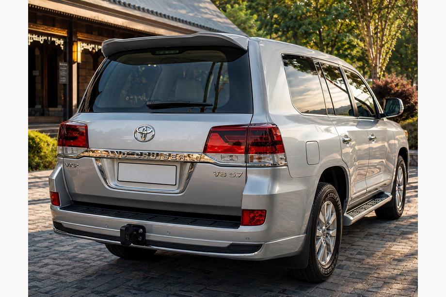 Toyota Land Cruiser 200 2007–2021 Zadní difuzor bez chromu 2016-2021 (Executive 2019/2021, pro tažné zařízení) Bílá barva Fotografie 2