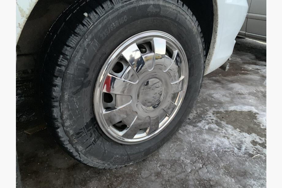 Volkswagen Crafter 2006–2016 Nerezové poklice Petals (jednoválcové, 4 ks) Fotografie 5
