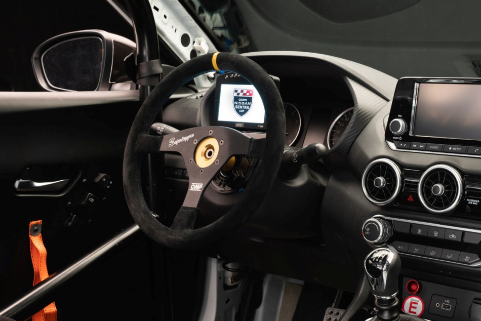 Sportovní volant místo sériového: plusy, minusy a důležité věci