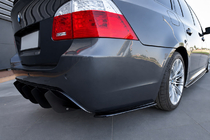 BMW řada 5 E60/E61 2003–2010 Zadní FLAP nástavce DPT (lesklá černá) fotografie 2