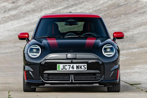 Test elektrického hatchbacku MINI John Cooper Works Electric