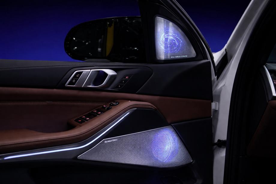 BMW X5 G05 2019–2026 Sada podsvícených krytů na palubní desku Bowers&Wilkins Fotografie 5