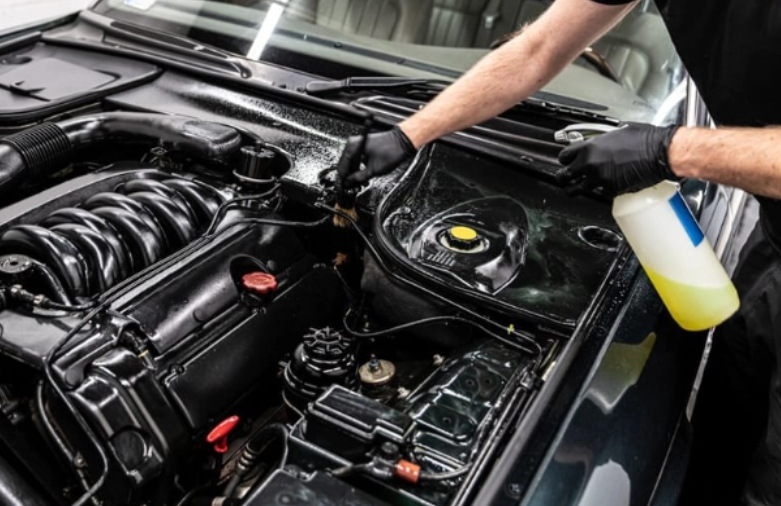 Je nutné mýt motor auta?