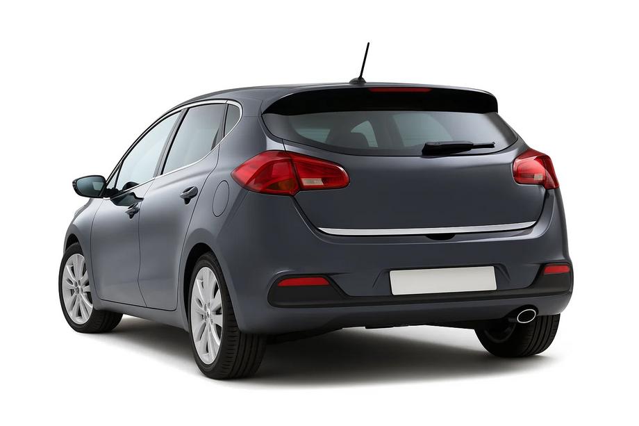 Kia Ceed 2012–2018 Nerezová lišta na hranu víka kufru Image