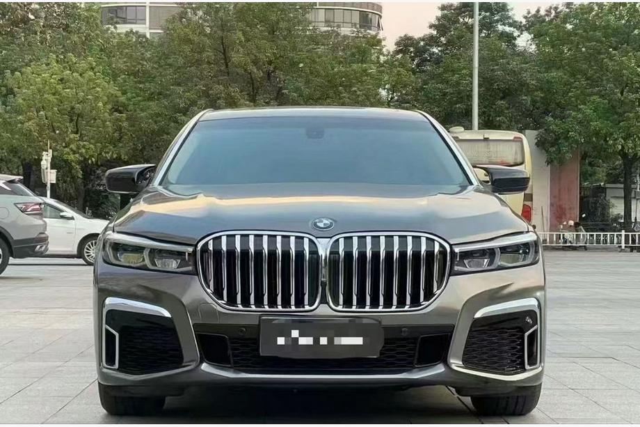 BMW řady 7 F01/F02 2008–2015 Restylingový body kit pro G12 M760 (bez výměny víka kufru a zadních blatníků) Fotografie 3