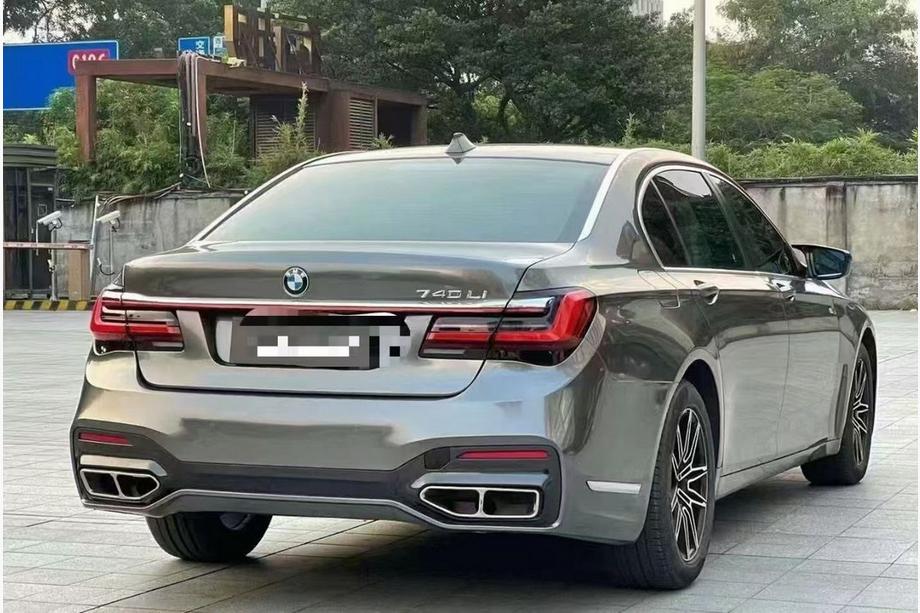 BMW řady 7 F01/F02 2008–2015 Restylingový body kit pro G12 M760 (bez výměny víka kufru a zadních blatníků) Fotografie 4