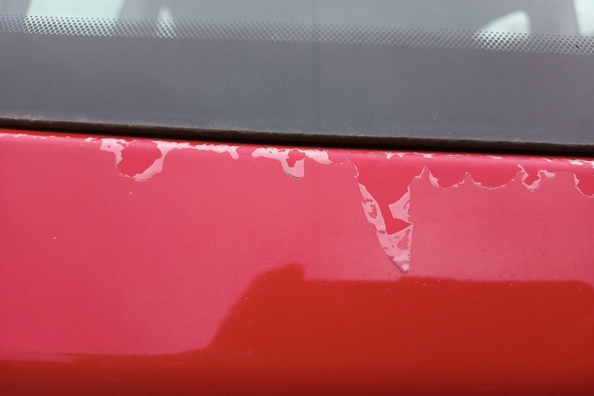 Proč automobilový lak ztrácí vzhled a odlupuje se?