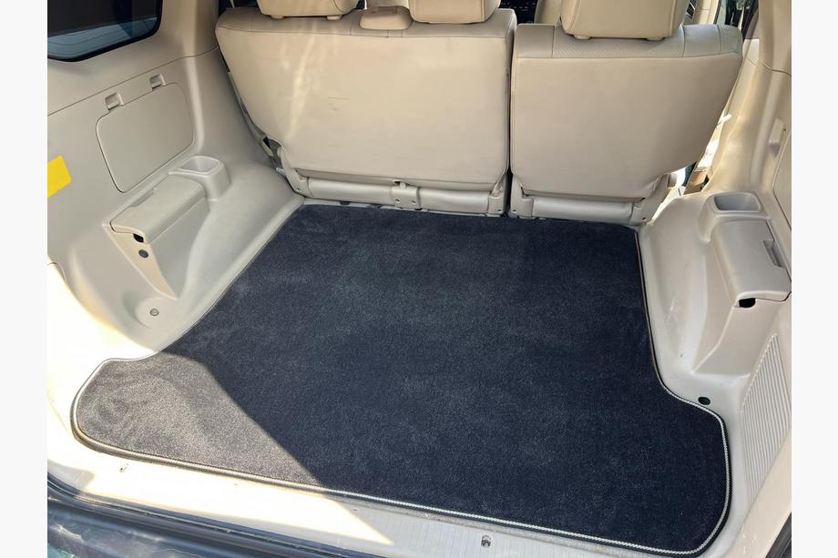 Toyota Land Cruiser Prado 120 2002–2009 Textilní koberec do kufru Premium černý (5 nebo 7 míst) Image