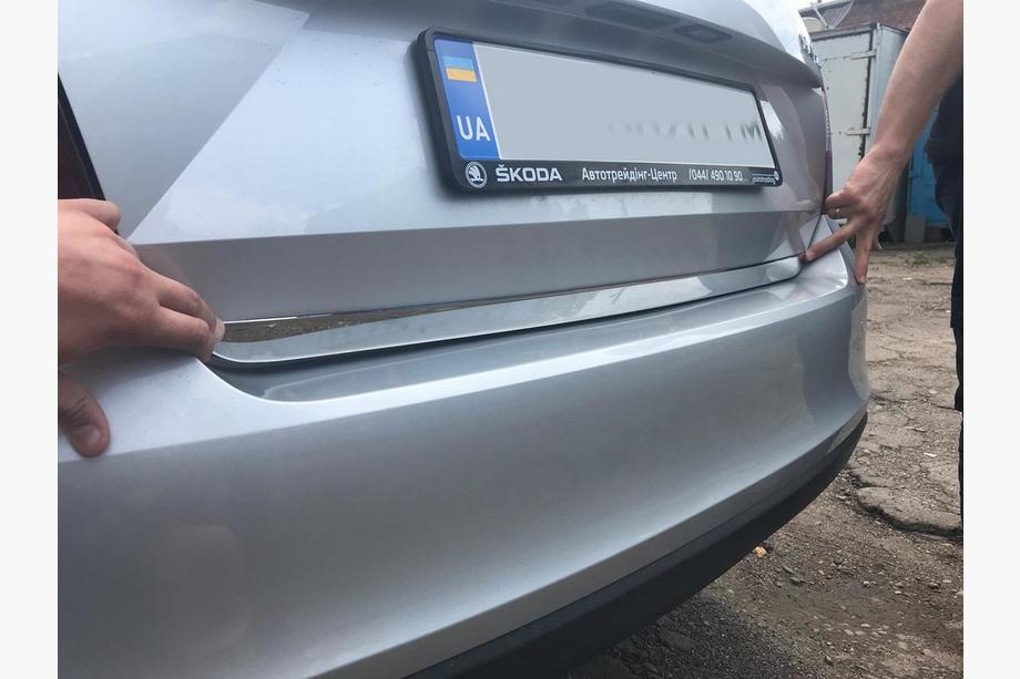 Skoda Rapid 2012–2019 Nerezová lišta hrany víka kufru Image
