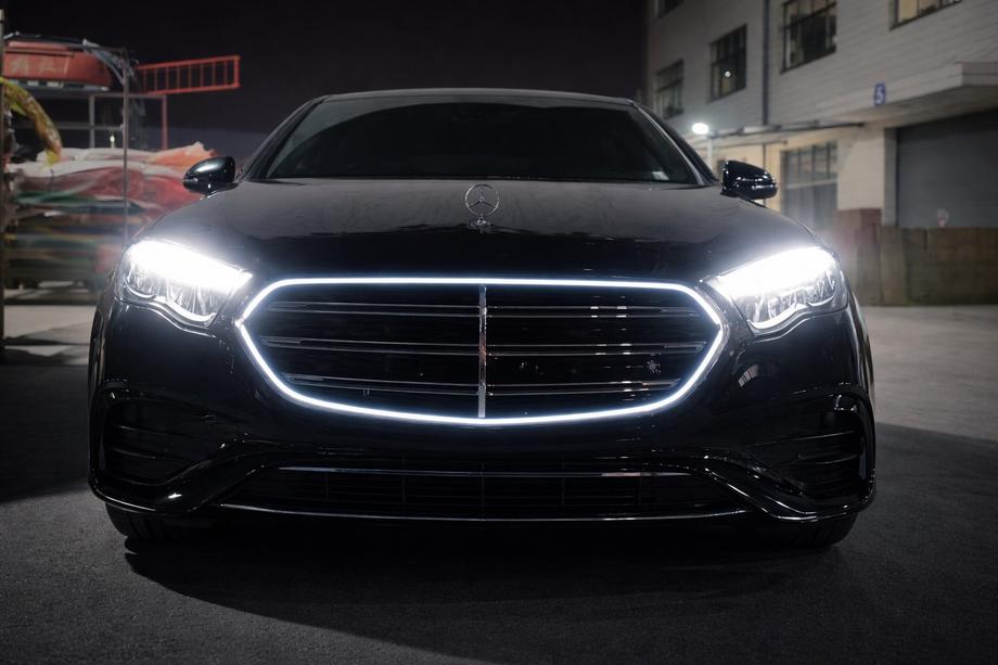 Mercedes E-class W214 2023– Přední maska chladiče ve stylu W223 AMG-Line s LED Fotografie 1