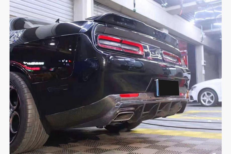 Dodge Challenger 2008–2023 Difuzor zadního nárazníku (karbon) Image