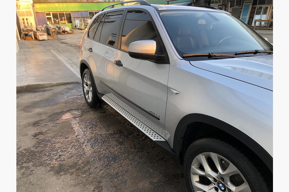 BMW X5 E70 2007–2013 Originální boční prahy (2 ks, hliník) Image