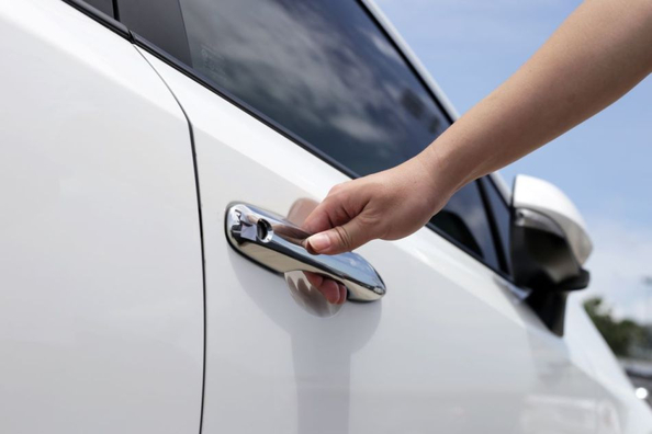 Auto dává ránu elektřinou: proč k tomu dochází a jak tomu předejít