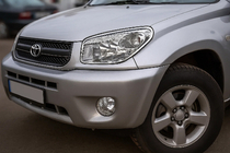 Toyota Rav 4 2001–2005 Rámečky světlometů (2 ks, plast) 2003–2006 fotografie 2