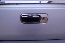 Volkswagen Caddy 2004–2010 Nerezový kryt kliky víka kufru Carmos - turecká ocel fotografie 1