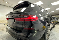 BMW X7 G07 2019– Spoiler zadního okna V2 (černý lesk) fotografie 3