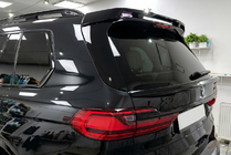 BMW X7 G07 2019– Spoiler zadního okna V2 (černý lesk) fotografie 2