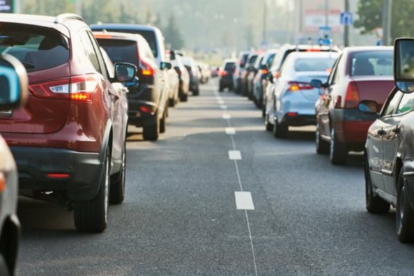 Jak předejít přehřátí auta v letní zácpě: praktické tipy