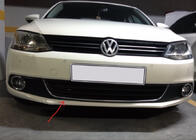 Volkswagen Jetta 2011–2018 Chromová lišta „Smile“ na přední nárazník U 2011-2014 (nerez) fotografie 1