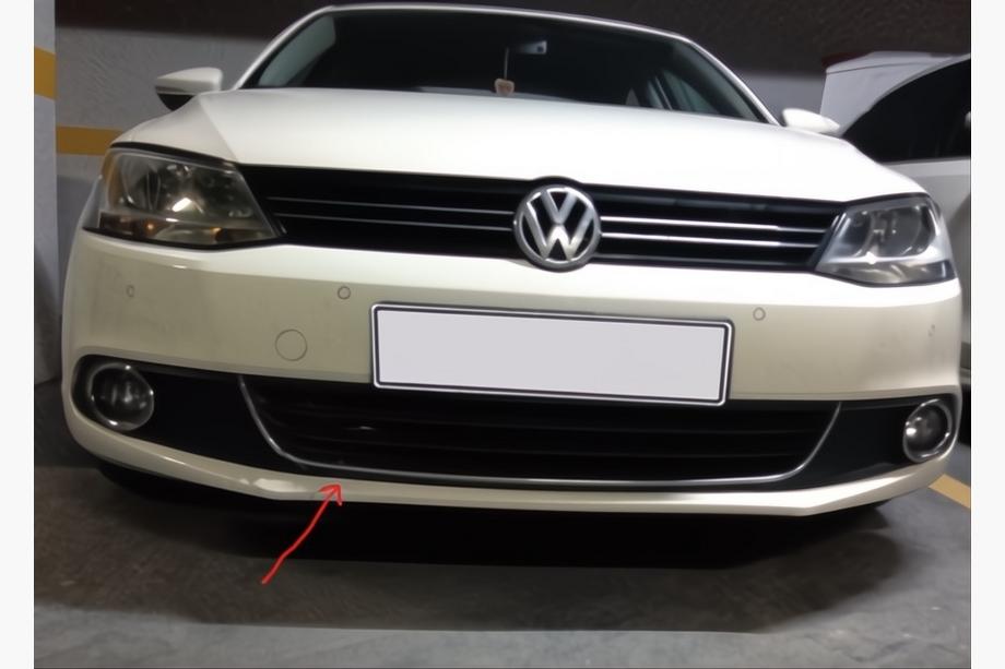 Volkswagen Jetta 2011–2018 Chromová lišta „Smile“ na přední nárazník U 2011-2014 (nerez) Image