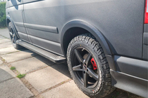 Volkswagen T5 Caravelle 2004–2010 Boční nášlapy typ X5, černé (2 ks, hliník) Dlouhý rozvor fotografie 4