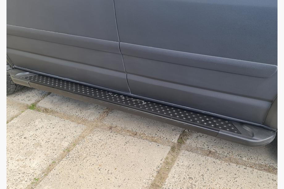 Volkswagen T5 Multivan 2003–2010 Boční nášlapy typ X5, černé (2 ks, hliník) Image