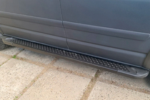 Volkswagen T5 Transporter 2003–2010 Boční nášlapy Allmond Black (2 ks, hliník) Krátký rozvor fotografie 3