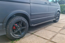 Volkswagen T5 2010–2015 Boční nášlapy typ X5, černé (2 ks, hliník) Dlouhý rozvor fotografie 1