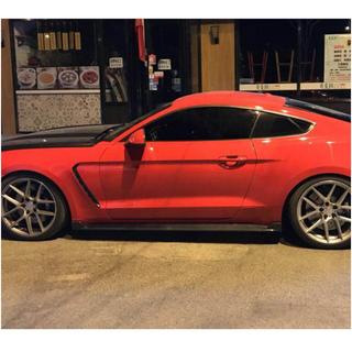 Boční prahy V2 (karbon) Ford Mustang 2015–2023 fotografie 3