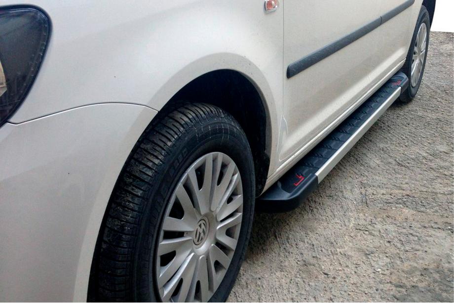 Volkswagen Caddy 2004–2010 Boční nášlapy Red-style (2 ks, hliník) Maxi rozvor Image