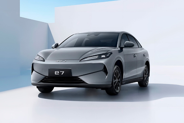 Recenze BYD E7 2025: Dostupný elektrický sedan do města