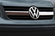 Volkswagen T5 Transporter 2003–2010 Nerezové lišty na střední mřížku (2 ks) Carmos - turecká ocel fotografie 1