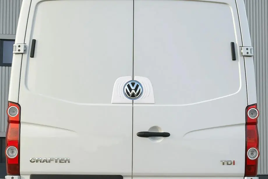 Volkswagen Crafter 2006–2016 Nerezový rámeček zadního loga Image